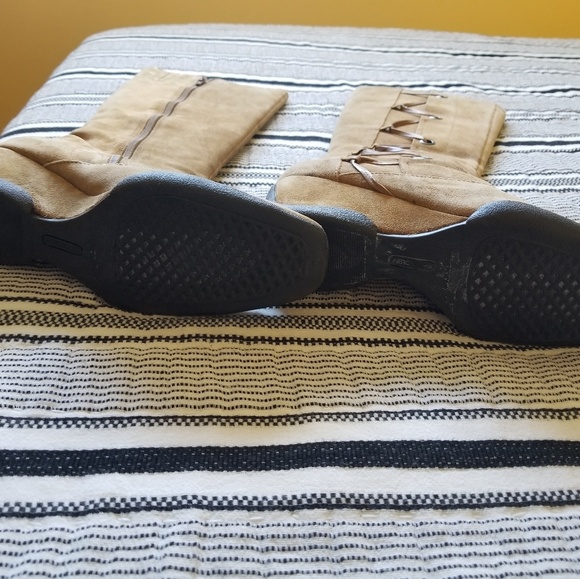 Never worn Aerosoles suede boots - Picture 3 of 3